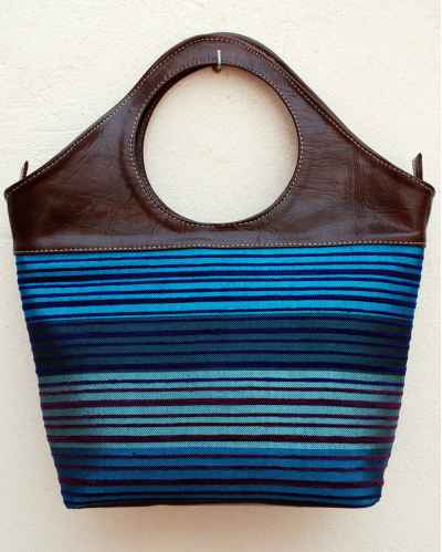 Grande borsa tote in pelle marrone con tessuto a strisce blu, verde, nero e turchese ed oro
