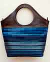 Grand sac tote en cuir brun tabac avec tissu à rayures bleu, vert, noir, turquoise et or