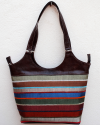 Bolso grande de piel marrón con tejido a rayas multicolores