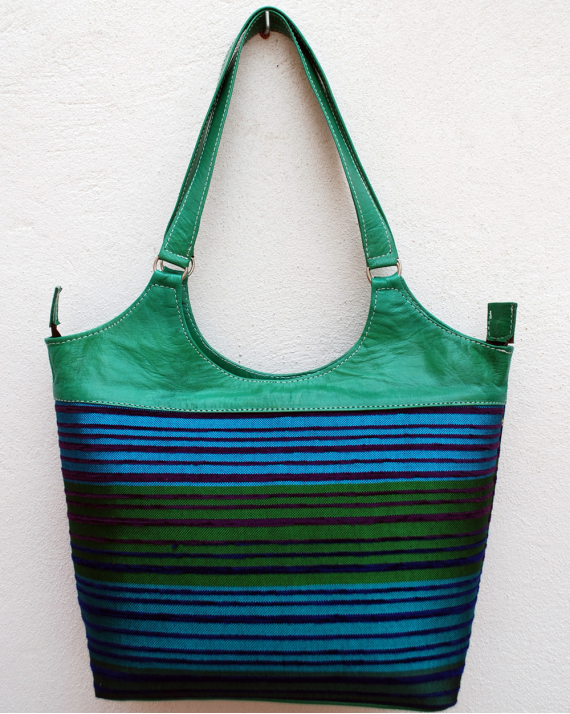 Bolso grande de piel verde  con tejido rayado multicolor e, verde y morado