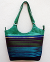Grand sac à épaule en cuir vert avec textile rayé multicolore bleu, vert et violet
