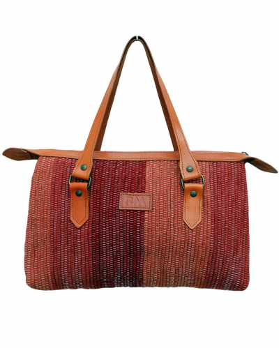 Vue de face du sac à main "Flor" de longues ases en cuir beige avec de restes de coton de tons rouge et terracota recyclés