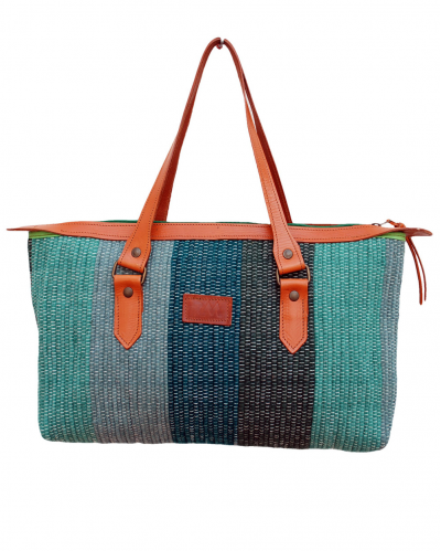 Vue de face du sac à main "Flor" de longues ases en cuir beige avec de restes de coton de tons bleu et turquoise recyclés