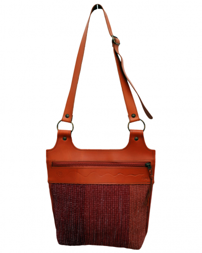 Vista frontal del bolso "Bandolero" de cuero color beige combinado con jarapa tejida a mano de tonos rojos y terracota
