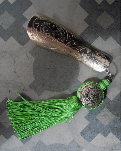 Chausse-pied décoratif gravé à la main avec gland luxueux en couleurs bijoux