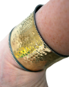 Bracelet manchette large en cuivre martelé à la main ajustable pour elle, facile à enfiler et à enlever, montré à la taille