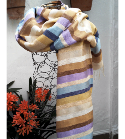 Handgewebter Schal in Streifen aus Weiß, Pastellblau, rosa und Flieder