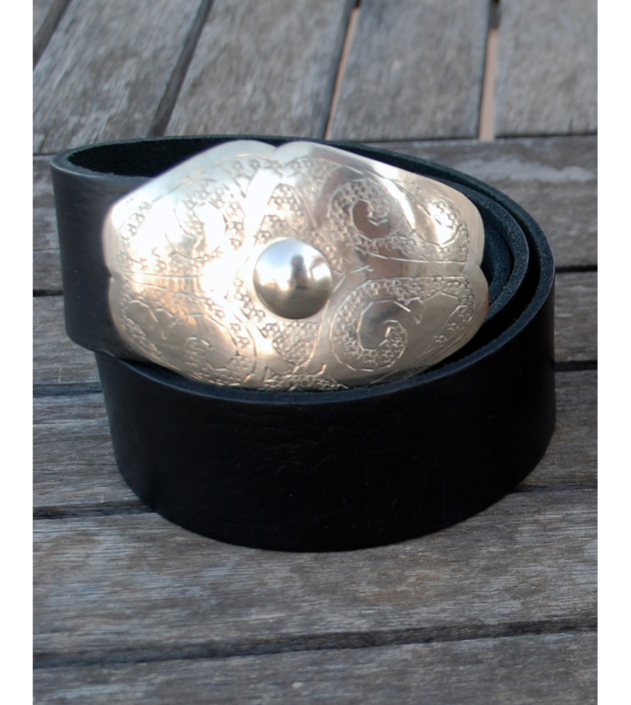 Schwarzer Gürtel für Damen aus echtem Leder mit einer gravierten Silberschnalle