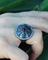 Oxidiertes Silber Byzantinischer Stil Linie Schild Cocktail Ring eingefügt mit rosa roten Zirkonen & klaren Zirkonen