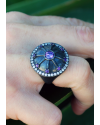 Anillo cóctel de diseño escudo línear estilo bizantino de plata oxidada insertado de cirones violetos, bordeados de transparente