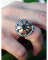 Bague de style byzantin au design Bouclier linéaire en argent plaqué or inséré avec des zircons verts et transparents