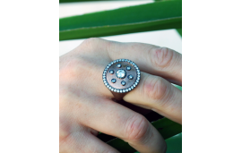 Bague cocktail en argent plaqué or avec zircons et un motif de bouclier rond