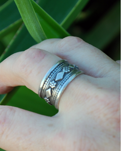 Vista superior de un anillosde plata oxidada hecho a mano con un patrón étnico de Andaluchic