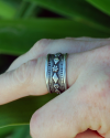 Vista lateral de un anillo de plata oxidada hecho a mano con un patrón étnico de Andaluchic