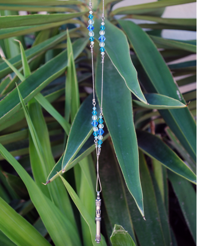 Colgante "Mezzuza" de plata 925 oxidada colgada de una cadena de plata insertada con cristales swarovski azules y transparentes