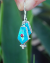 Pendants d'oreilles oblongues pointues en argent insertés de pierres semi-précieuses de turquoise et petit corail central