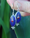 Pendants d'oreilles ovales faites main en argent avec des pierres semi-précieuses de lapis-lazuli et un petit corail rouge centr