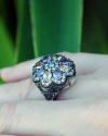 Splendido anello da cocktail floreale in argento 925 ossidato con zirconi transparenti, viola e albicocca