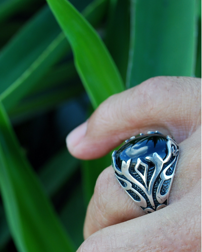 Bague "Flamme" pour lui avec un grand onyx noir en argent 925 avec un motif de flamme vu de côté