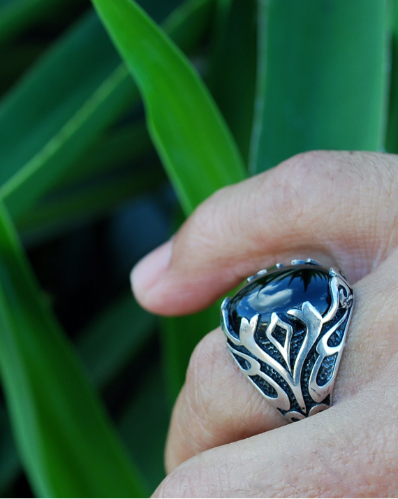 "Flame" Ring for him inset with a large black onyx in chunky 925 silver with a flame pattern seen from the side