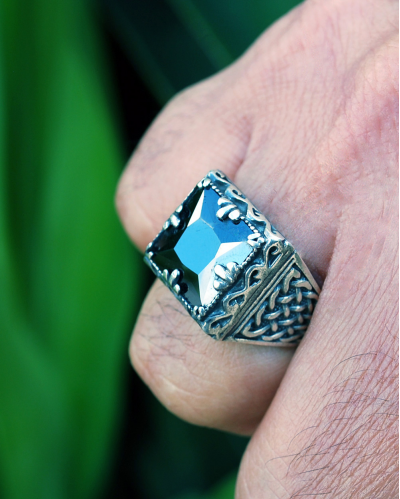 Un anillo cuadrado grueso para él hecho a mano en plata 925 con un patrón de plata insertado de un gran  ónix negro cuadrado