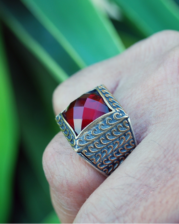 Anillo de forma cuadrada de estilo bizantino con un circón rojo de corte diamante en plata 925 con un patrón de oro sobrepuesto