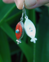 Orecchini lunghi ovali fatti a mano in argento con pietre semi-preziose di corallo rosso con un piccolo turchese centrale