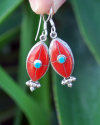 Pendants d'oreilles ovales faites à la main en argent avec des pierres semi-précieuses de corail rouge avec une petite turquoise