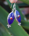 Pendants d'oreilles ovales faites main en argent avec des pierres semi-précieuses de lapis-lazuli et un petit corail central