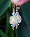 Boucles d'oreilles en verre lampwork moucheté de d'or avec des cristaux clairs de swarovski avec des trouvailles remplies d´or