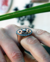 Draufsicht auf Blattgold plattiertes Silber Rundschild Cocktail Ring im byzantinischen Stil mit transparenten Zirkonen besetzt