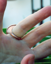 Vue arrière d´une bague de cocktail en argent plaqué or qui montre le largeur de la bague