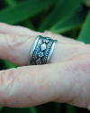 Vista lateral de un anillos de plata oxidada hecho a mano con un patrón étnico de Andaluchic