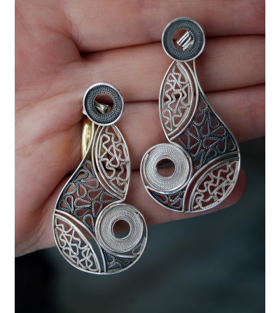 Boucles d'oreilles chandelier en filigrane en argent dans un design abstrait