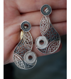 Pendientes de filigrana "Lucía" hechos a mano de plata oxidada y natural mostrado en mano de mujer