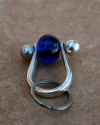 Vue de dos d´un porte-clés avec perle bleu royal en cuivre argenté le cadeux parfait pour lui ou pour elle