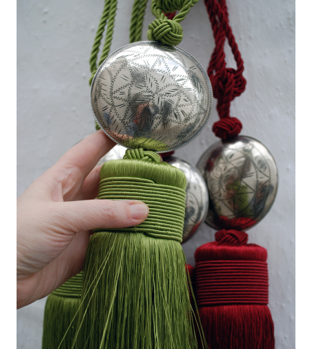 Tassels and curtain tie backs, small, with engraved silver ball