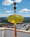 Boule de verre soufflée avec pompon : talsiman, boule de sorcière ou attrape-soleil