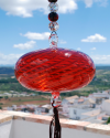 Boule de verre soufflée avec pompon : talsiman, boule de sorcière ou attrape-soleil