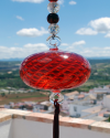 Boule de verre soufflée avec pompon : talsiman, boule de sorcière ou attrape-soleil