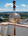 Boule de verre soufflée avec pompon : talsiman, boule de sorcière ou attrape-soleil