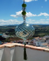 Boule de verre soufflée avec pompon : talsiman, boule de sorcière ou attrape-soleil