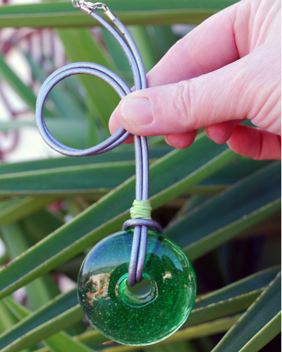 Grüner mundgeblasener Glasanhänger im Ethno-Chic-Stil mit 925er Sterlingsilber-Verschluss