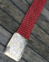 Cintura larga intrecciata a mano in vera pelle di colore rosso con fibbia grande