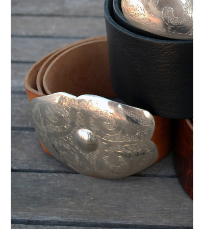Breiter hellbrauner Gürtel aus echtem Leder in geschwungener Form mit Silberschnalle