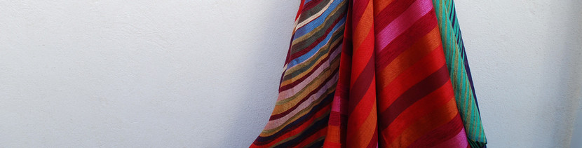 Handgewebte Pashminas und Schals aus marokkanischer Sabra-Seide in verschiedenen Farben